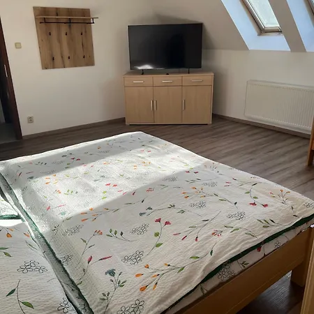 Podkrovni Se Spolecnym Bazenem *