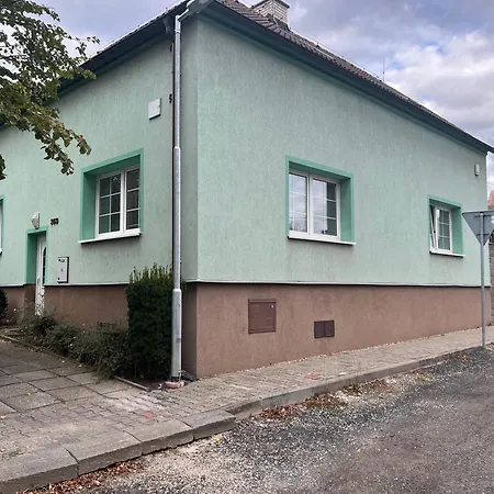 Apartman Podkrovni Se Spolecnym Bazenem Zlonice