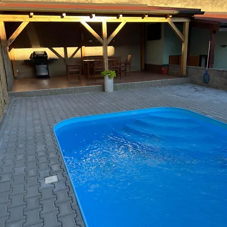 Podkrovni Se Spolecnym Bazenem Apartman