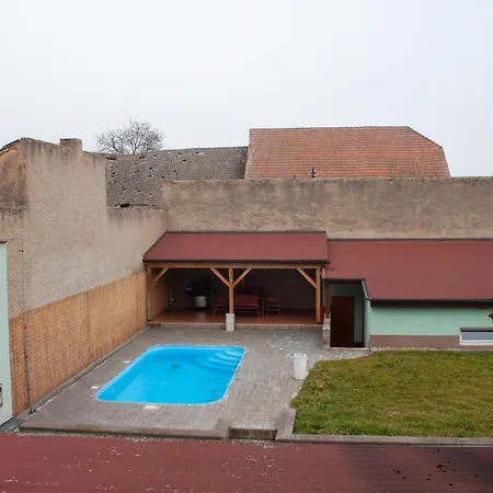 Podkrovni Se Spolecnym Bazenem *