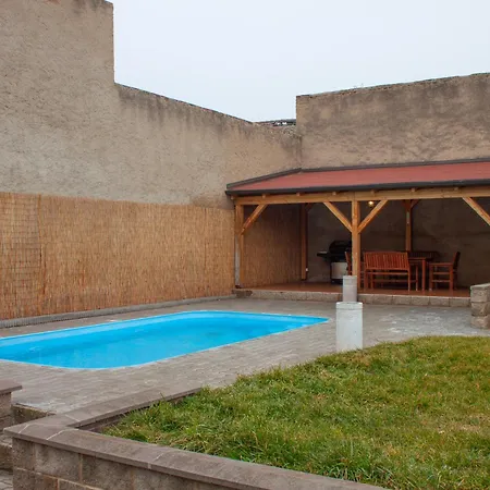 Podkrovni Se Spolecnym Bazenem アパート *