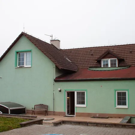 Podkrovni Se Spolecnym Bazenem *