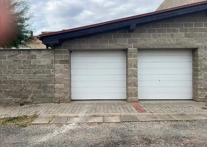 Podkrovni Se Spolecnym Bazenem アパート Zlonice