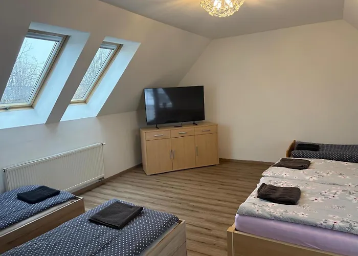 Διαμέρισμα Podkrovni Se Spolecnym Bazenem Zlonice